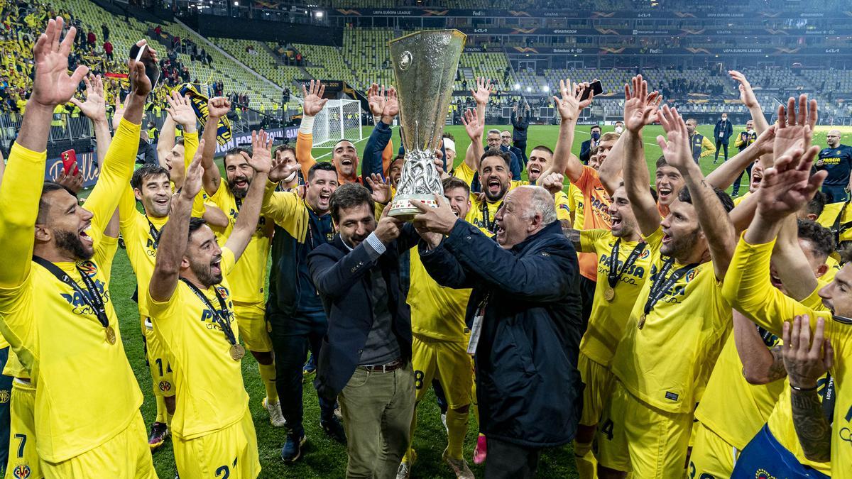 Roig Negueroles (i) y José Manuel Llaneza (d) levantan la Europa League.
