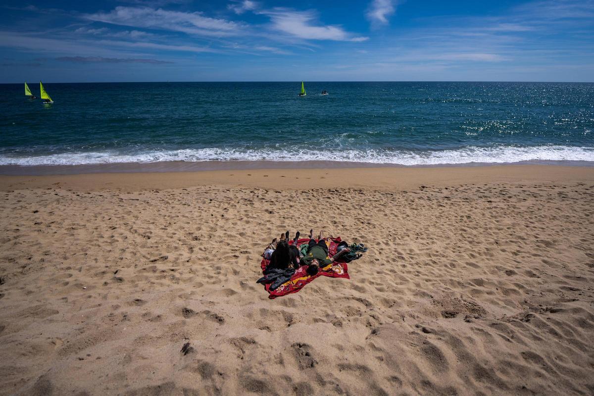 El temporal marítimo destroza buena parte de las playas del litoral catalán.