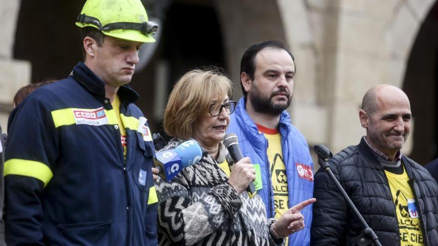 Monteserín, con representantes sindicales en la concentración del día 12 en Avilés.