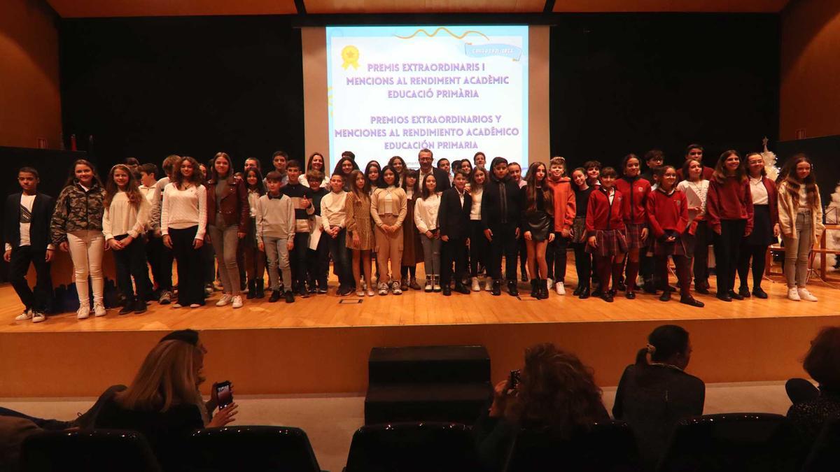 Imagen de los estudiantes de Educación Primaria que han recibido el reconocimiento por su rendimiento académico.