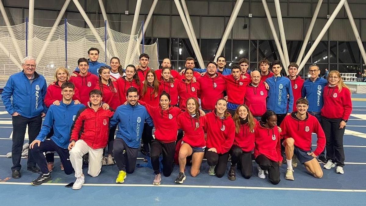 L'equip complet de l'Avinent Manresa, a la Pista Coberta 'Carme Valero' de Sabadell