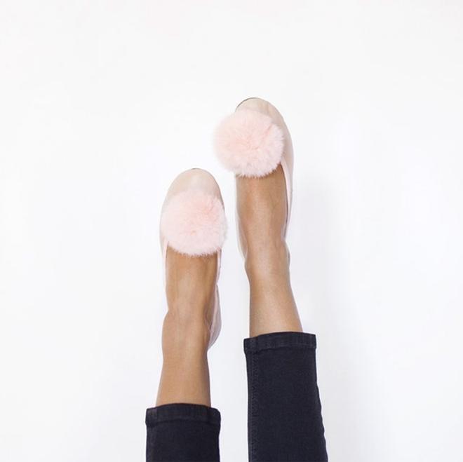 Pompones rosas para zapatos de Lucía Be