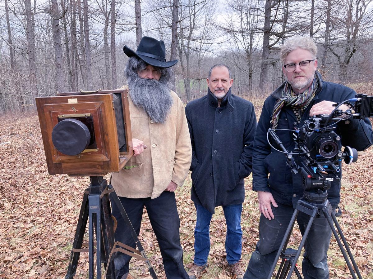 El director Marc Shaffer (en el centro), con dos miembros del equipo de 'Revelando a Muybridge'.