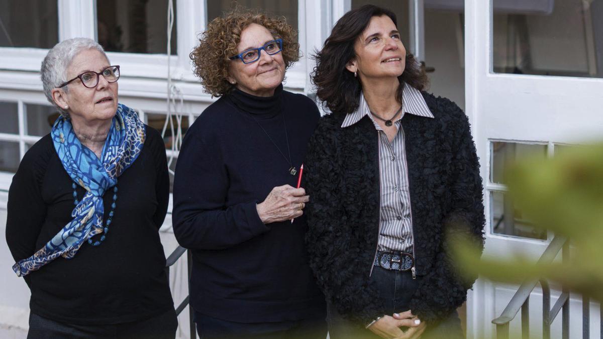 Coral Regí, Carme Ortoll i Montse Jiménez, autores de ‘Temps per a l’escola’, aquesta setmana a Barcelona. | MARC ASENSIO CLUPÉS