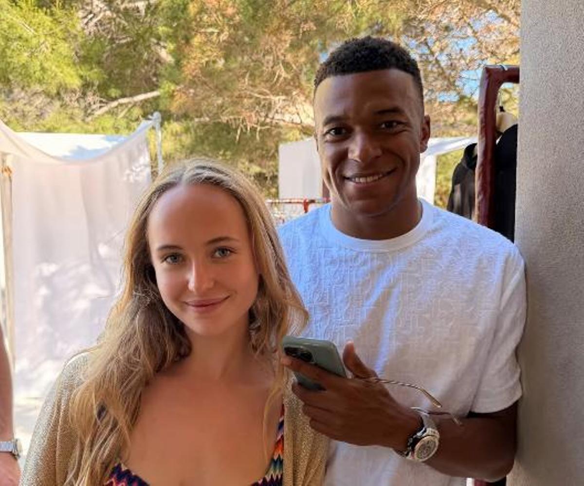 Imagen publicada en redes sociales por la joven con Mbappé.