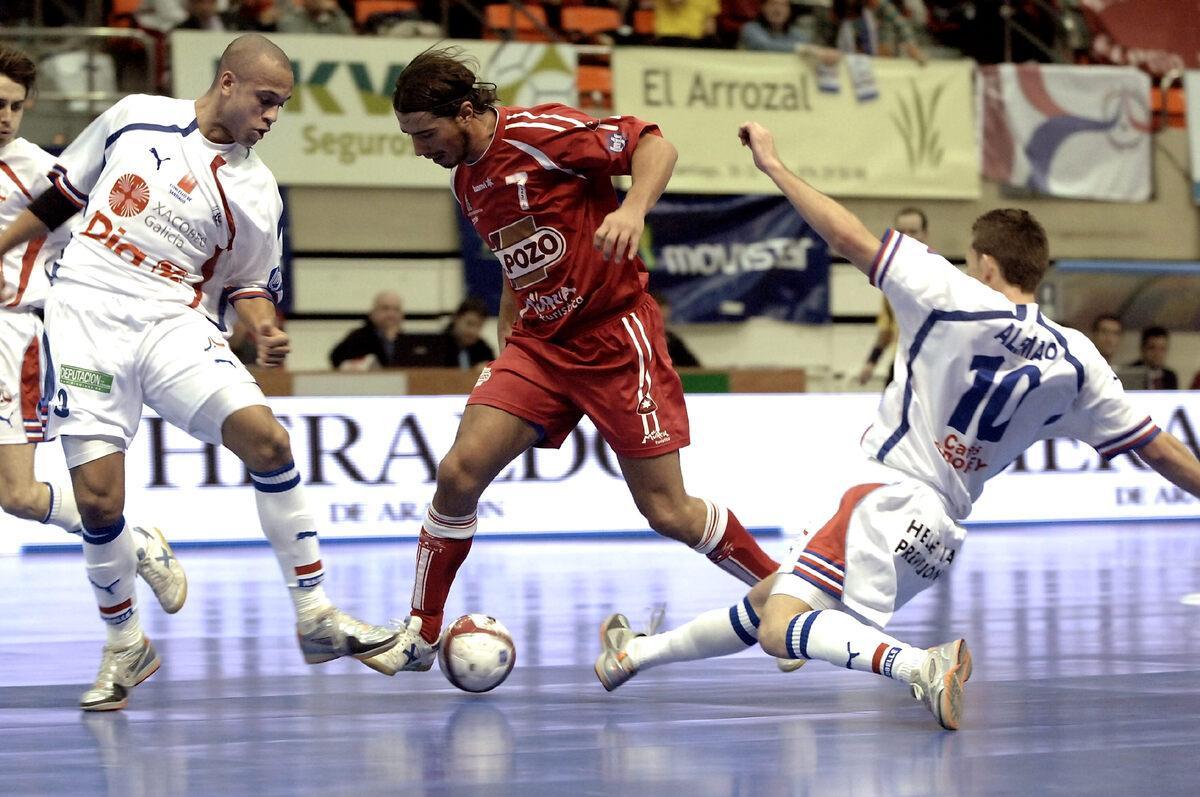 Ciço y Alemao pugnan por un balón en la semifinal de la Copa de España 2006 ante ElPozo Murcia