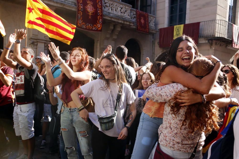 Centenars de persones celebren la proclamació de la República Catalana a la plaça del Vi