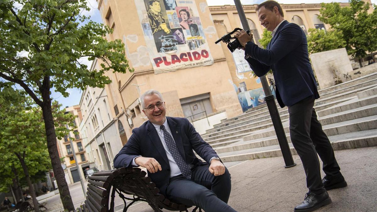 El regidor Joan Vila i el director de la Manresa Film Office, Aleix Farrés, aquest migdia amb el mura de Plácido, a Sant Domènec