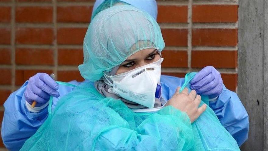 Una enfermera ayuda a otra a ponerse el material de protección, en Madrid, esta semana.