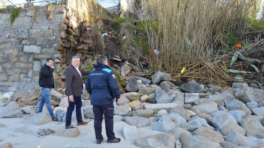 Las últimas lluvias derriban parte del muro de una vivienda en la playa de Carabuxeira