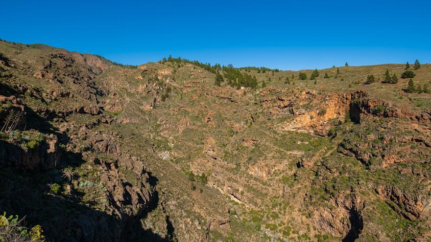 Una piedra de grandes dimensiones cae sobre un senderista en Canarias