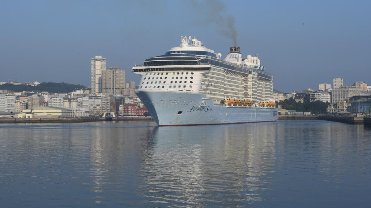 Llega al puerto de A Coruña uno de los cruceros más grandes del mundo