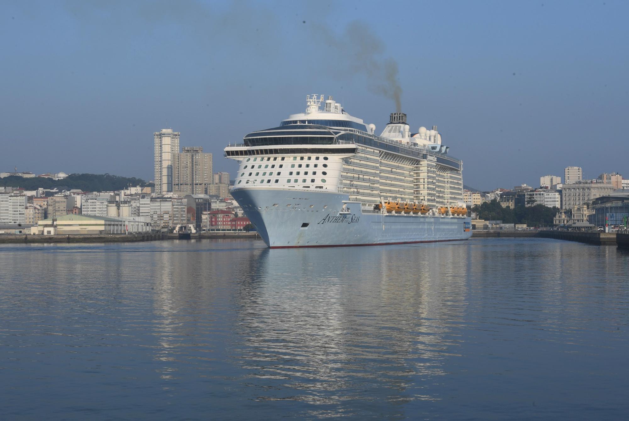 Llega al puerto de A Coruña uno de los cruceros más grandes del mundo