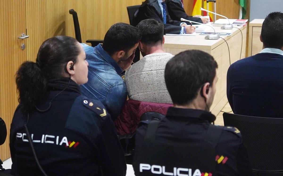 GRAFAND2929. CÓRDOBA, 21/11/2019.- Alfonso Jesús Cabezuelo (i) conversa con Jesús Escudero, dos de los miembros de La Manada, en la sala de la Audiencia de Córdoba, donde hoy se afronta la última sesión del juicio por los presuntos abusos sexuales cometidos sobre una joven en la localidad cordobesa de Pozoblanco en mayo de 2016, y en el que la defensa planteará una pena alternativa ante la posibilidad de que el juez admita como prueba los videos que muestran los supuestos hechos que se enjuician. EFE /Rafa Alcaide/Pool/