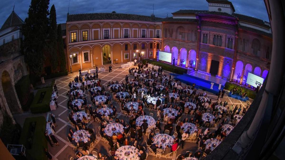 Fotografía de asistentes este jueves, en la cena de gala de la vigésimo novena edición del Premio de Novela Fernando Lara, que se celebra en los Reales Alcázares de Sevilla.