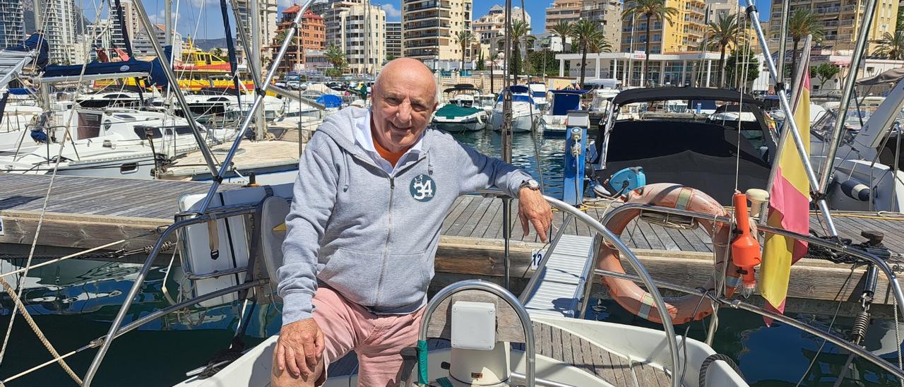 El realizador Fernando Navarrete, ayer en su velero, atracado en Calpe.