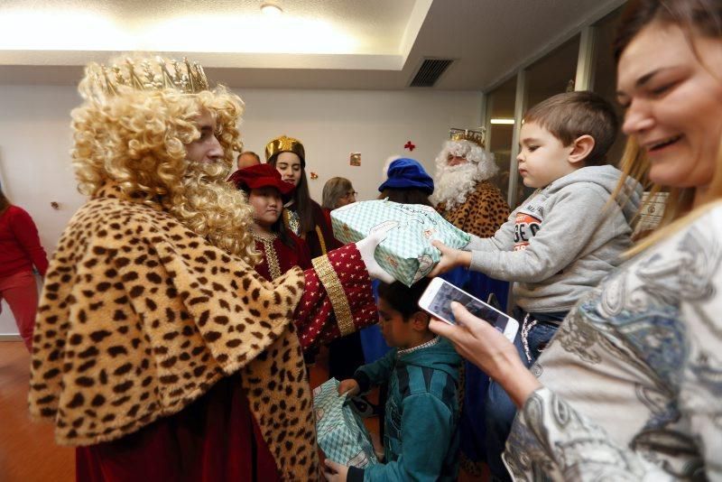 Los Reyes Magos visitan a los niños del Servet