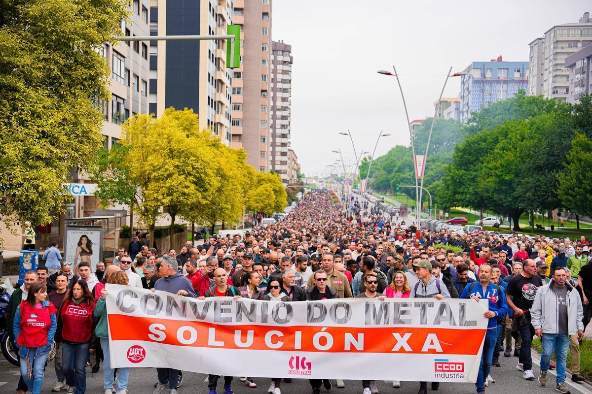 Miles de trabajadores del metal vuelven a recorrer las calles de Vigo por su convenio colectivo
