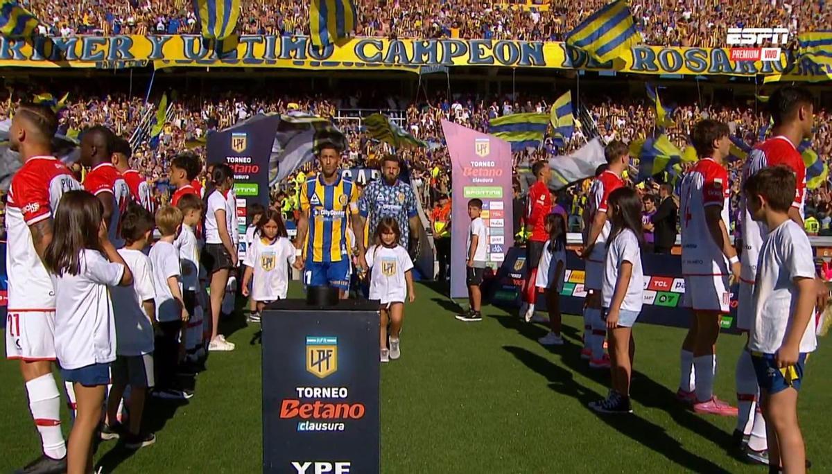 Pasillo de espaldas de Estudiantes a Rosario Central