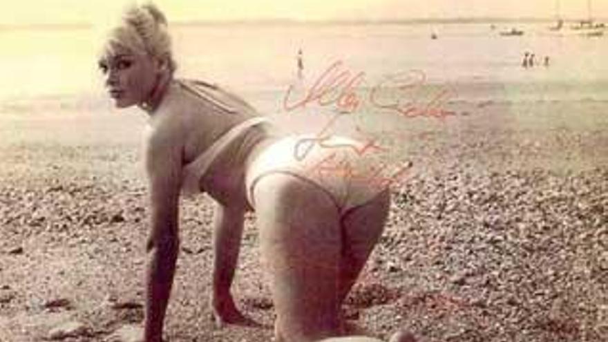 Elke Sommer posa en una playa mayorquina.