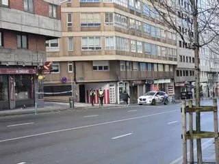 Un hombre dispara en la calle y se atrinchera en un edificio del Agra do Orzán, en A Coruña