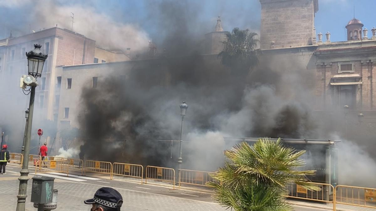 Fuegos artificiales y humo blanco y negro para San Vicente Ferrer