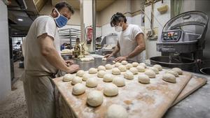 Trabajadores de una panadería en Valencia.