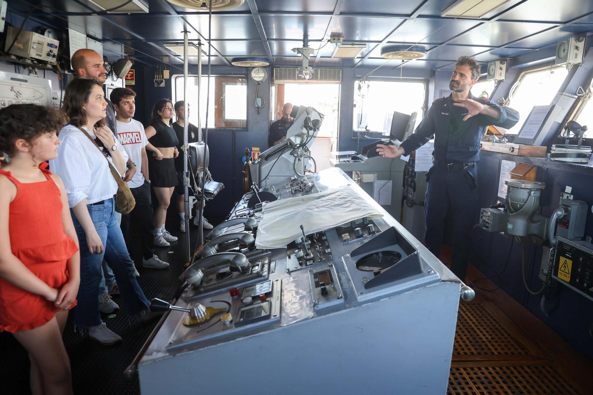 El buque 'San Giorgio', de la Armada de Italia, atraca en A Coruña en una visita no oficial