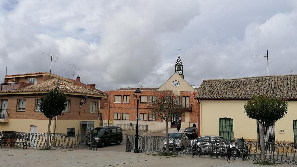 Plaza Mayor de Vezdemarbán, en la que está enclavada el Ayuntamiento