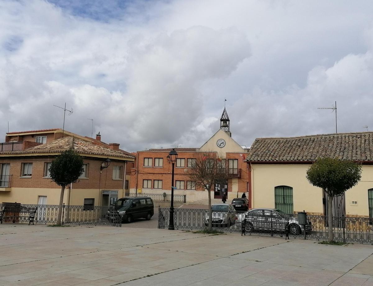 Plaza Mayor de Vezdemarbán, en la que está enclavada el Ayuntamiento