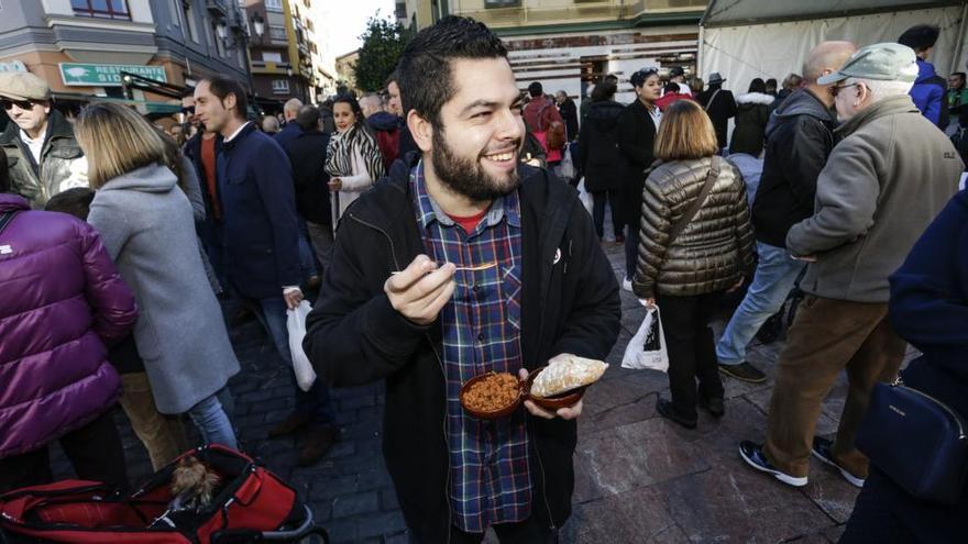 Rubén Rosón comiendo picadillo esta mañana en la calle Gascona.