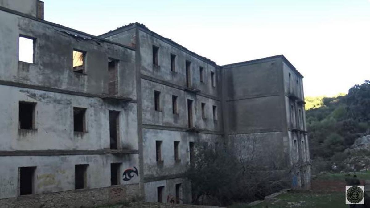Este hotel abandonado se encuentra cerca de Benaocaz, en la sierra de Grazalema (Cádiz)