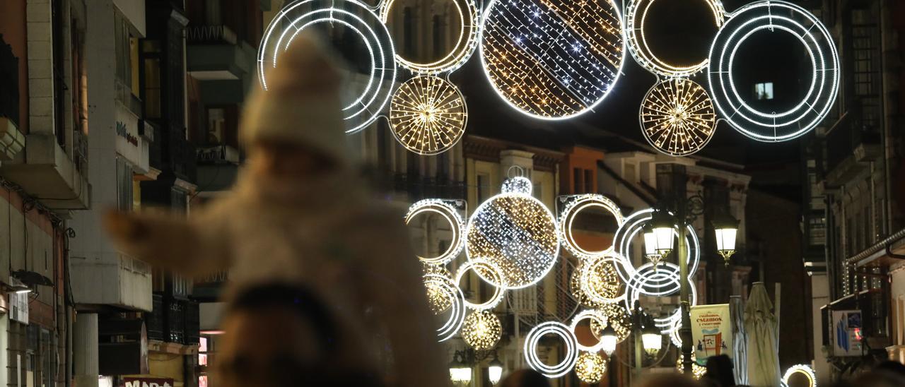 Una calle de Avilés iluminada el año pasado con motivos navideños.