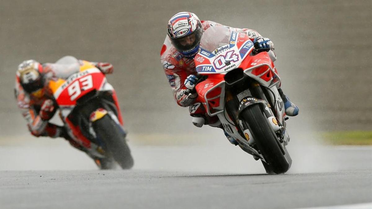 Andrea Dovizioso y Marc Márquez, en Motegi bajo la lluvia