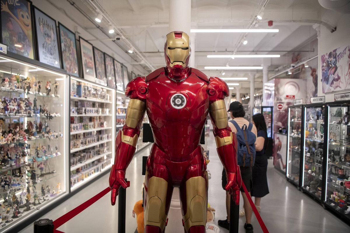 Figura de Iron Man gigante en la tienda Norma Cómics. Triángulo Friqui. Barcelona, 30 de junio de 2026. Foto: Belén González / EP