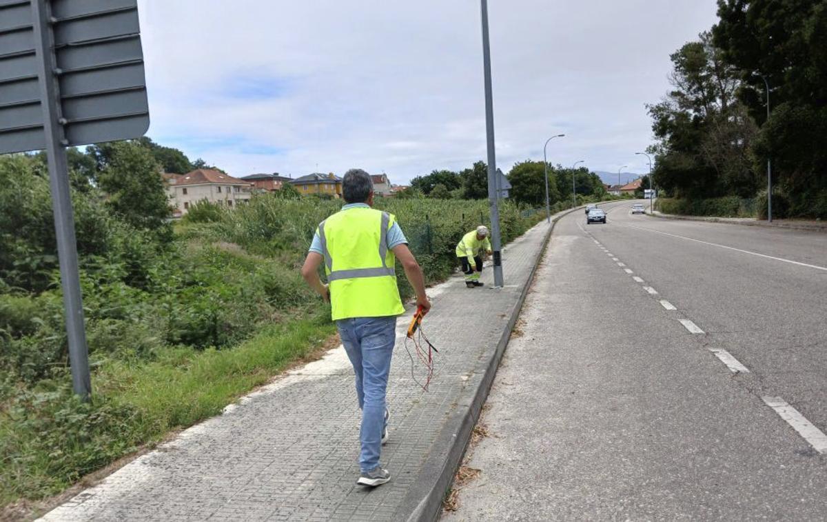 Vial de acceso a la autovía, que quedó sin luz tras el robo. | FIRMA