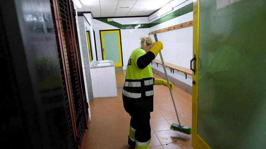 Empleados municipales limpian los centros deportivos para poder reabrirlos hoy