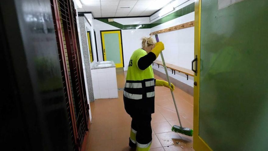 Una trabajadora municipal, al mediodía de ayer, limpiando un vestuario del polideportivo de Mieres Sur.