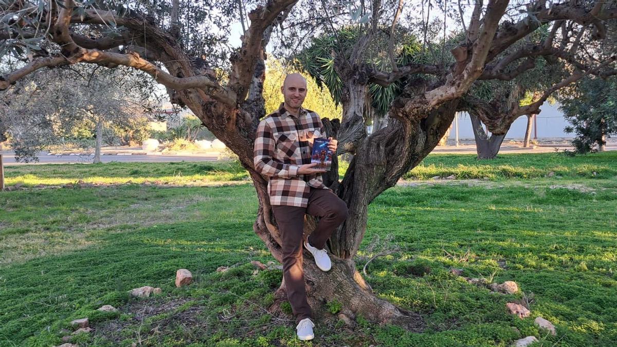 El debut del escritor almenarense Alexandrelli conquista Amazon y se cuela entre los grandes de la fantasía.