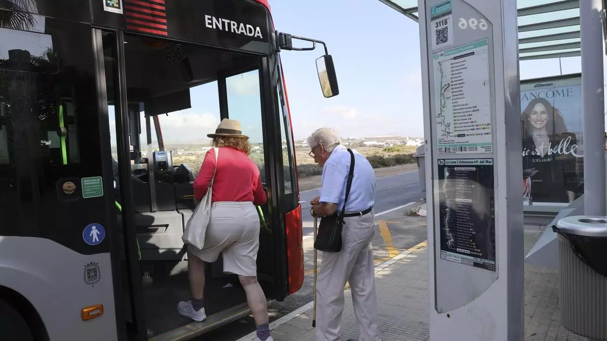 Clamor de los vecinos de Urbanova por la escasa frecuencia de los autobuses