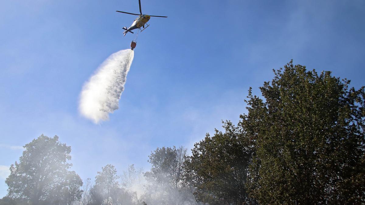 Un helicóptero trabaja en las labores de extinción de fuego de León.