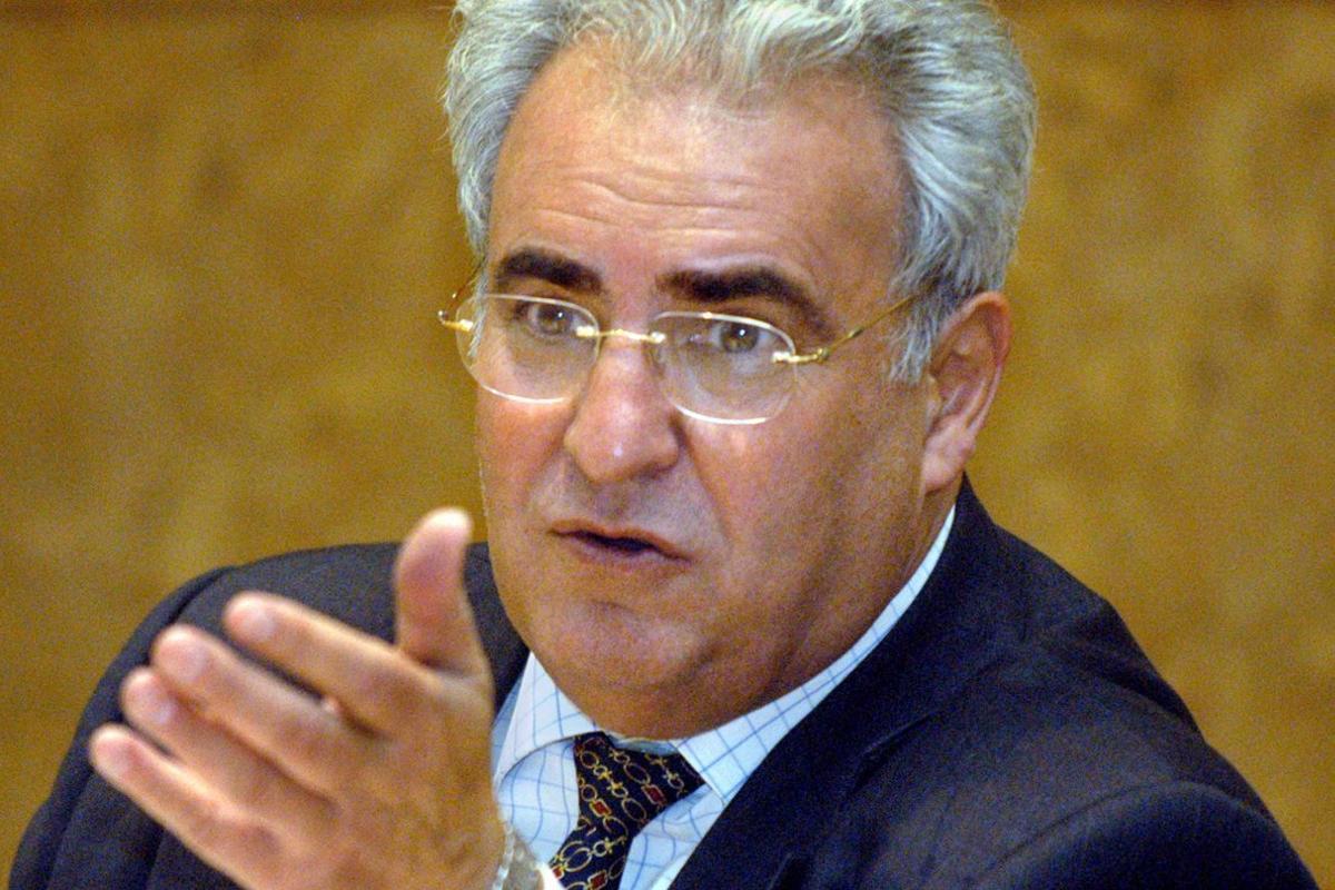 GU02. GUADALAJARA 14/10/04.- El defensor del Pueblo, Enrique Múgica, durante la conferencia sobre violencia familiar, que impartió esta tarde en el salón de actos del campus universitario de Guadalajara. EFE/Hector Montufo Montilla GU02. GUADALAJARA 14/10/04.- El defensor del Pueblo, Enrique Múgica, durante la conferencia sobre violencia familiar, que impartió esta tarde en el salón de actos del campus universitario de Guadalajara. EFE/Hector Montufo Montilla
