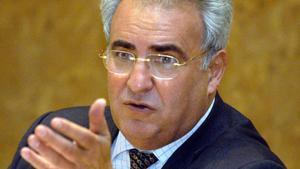 GU02. GUADALAJARA 14/10/04.- El defensor del Pueblo, Enrique Múgica, durante la conferencia sobre violencia familiar, que impartió esta tarde en el salón de actos del campus universitario de Guadalajara. EFE/Hector Montufo Montilla