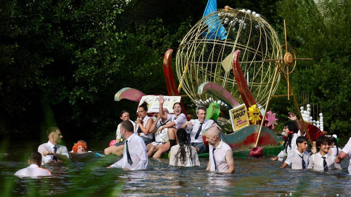 Una fiesta para recordar: el Descenso Folklórico batió su récord de participación en Laviana, "es una maravilla, increíble el trabajo de las peñas"
