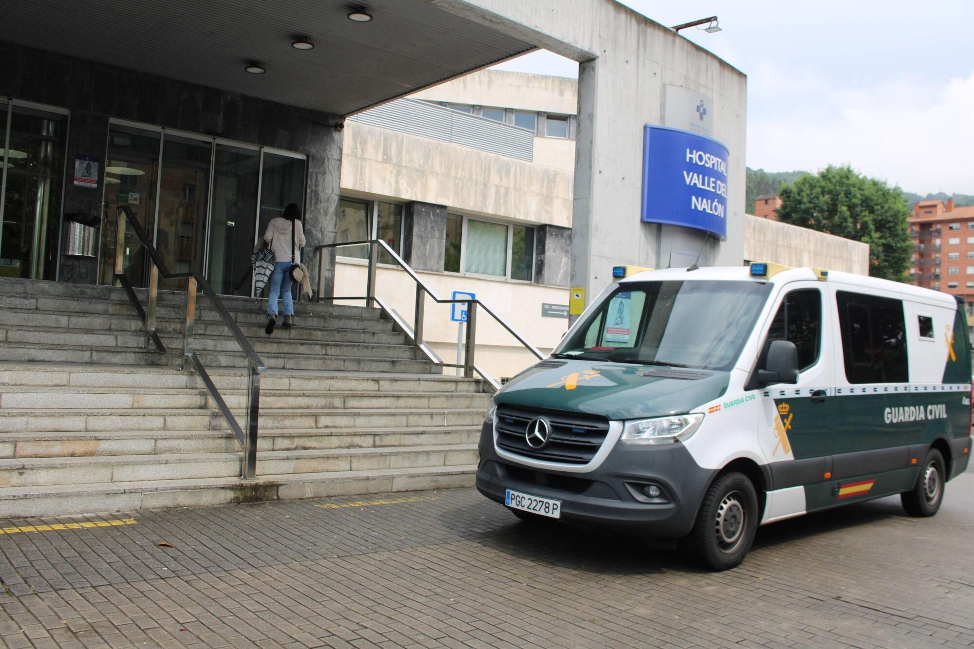 El traslado del asesino de Laviana al módulo penitenciario del Hospital Universitario Central de Asturias (HUCA).