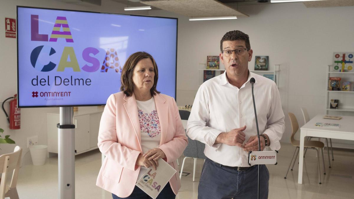 El alcalde y la regidora en la visita a la Casa del Delme de Ontinyent.