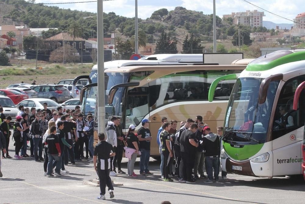 Salida de los jugadores y las peñas del FC Cartagena hacia Murcia para el derbi