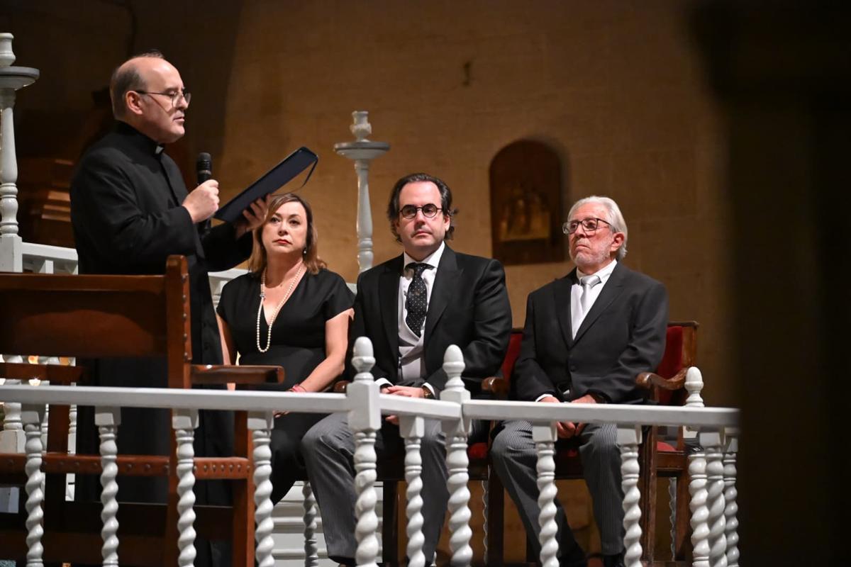Don Vicente Martínez, con Cristina Martínez, Álvaro Antón y Álvaro Antón y José Soto.