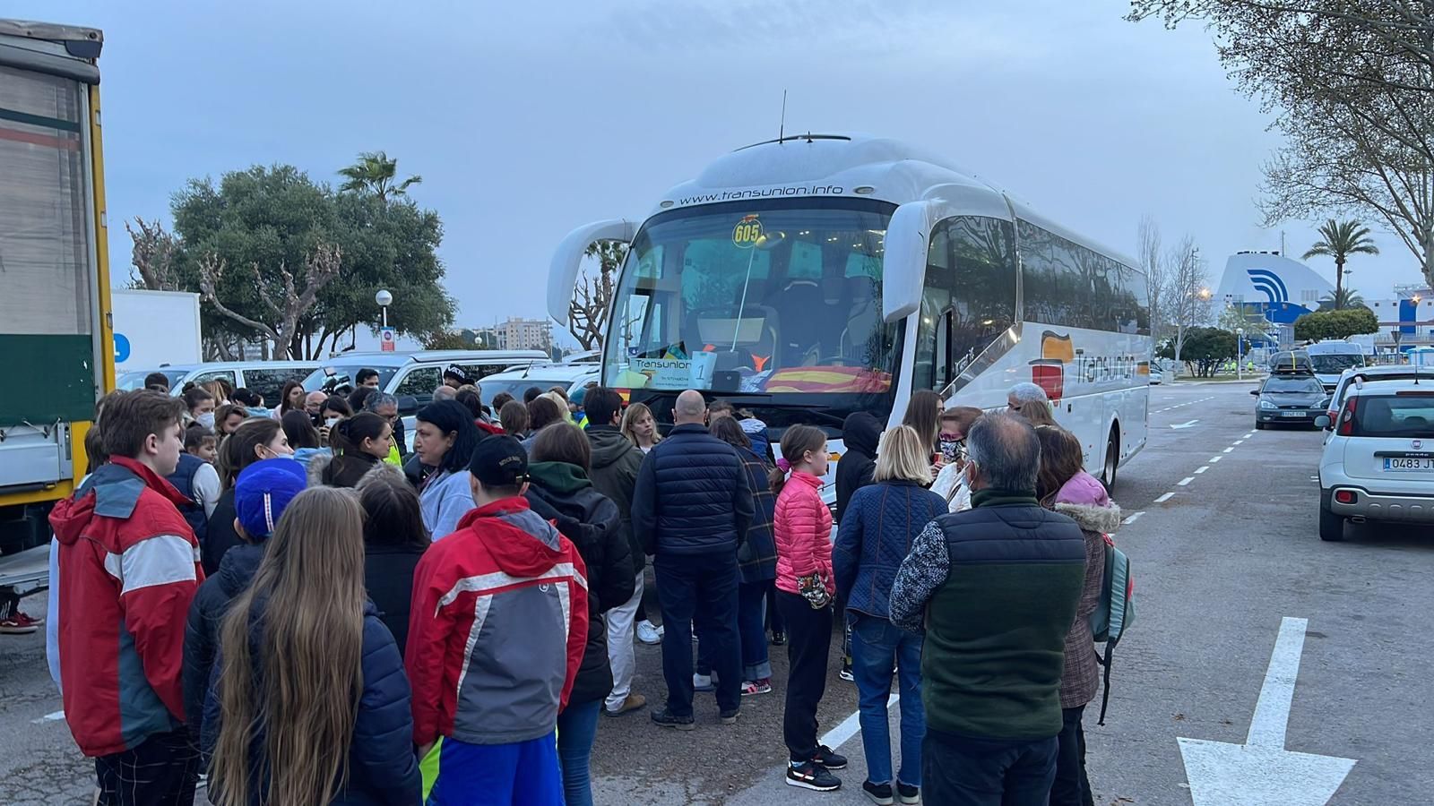 Llegan a Mallorca 73 refugiados ucranianos tras recorrer miles de kilómetros en autobús y furgonetas