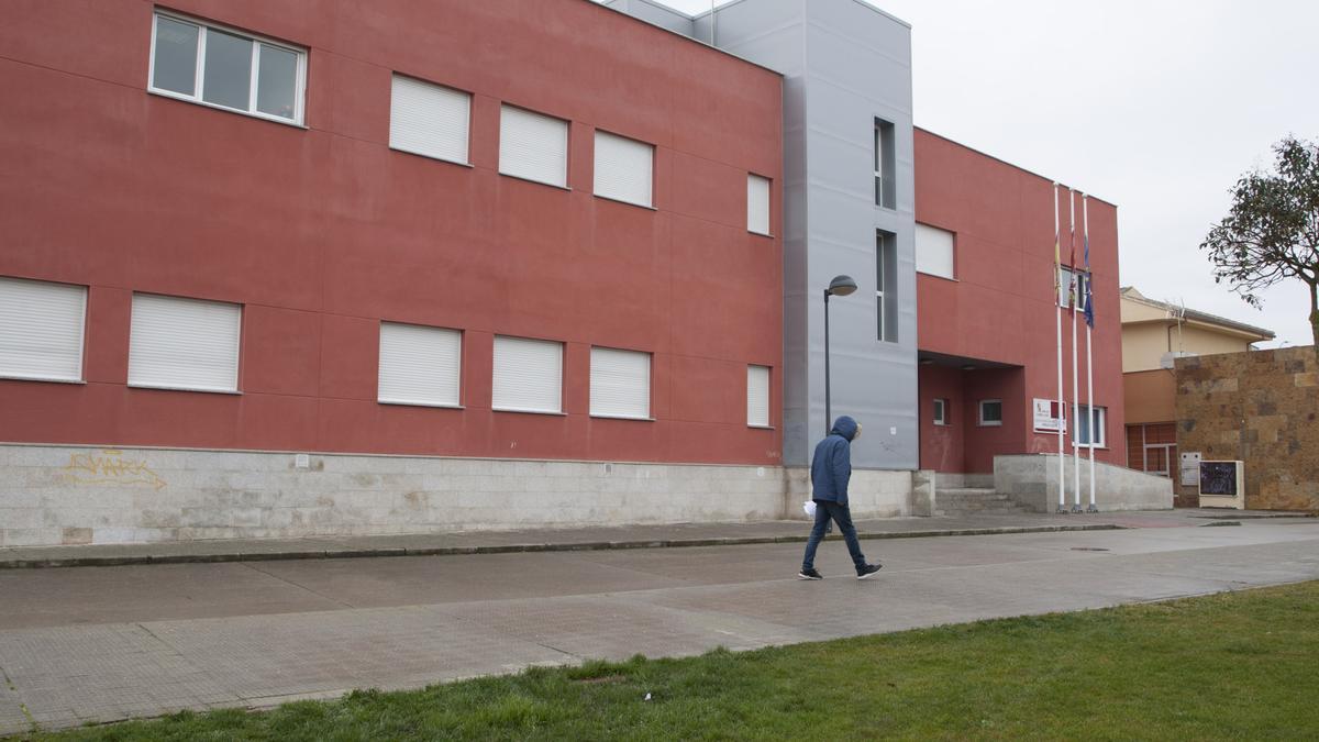 Exterior del colegio de Morales del Vino, el pueblo más rico de Zamora.